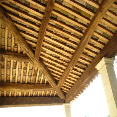 Charpente vieux bois taille toiture 4 pentes